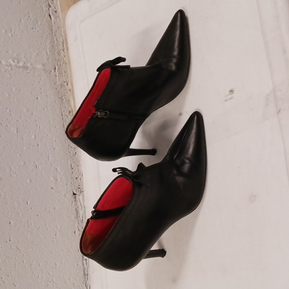 Judith Leiber black leather ankle boots size 5 1/2 made inItaly.